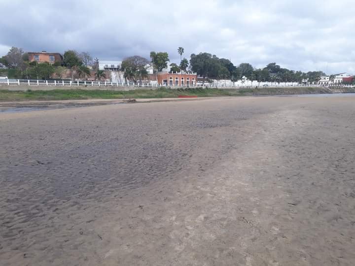 Frente a la costanera esqinense, la nada misma.