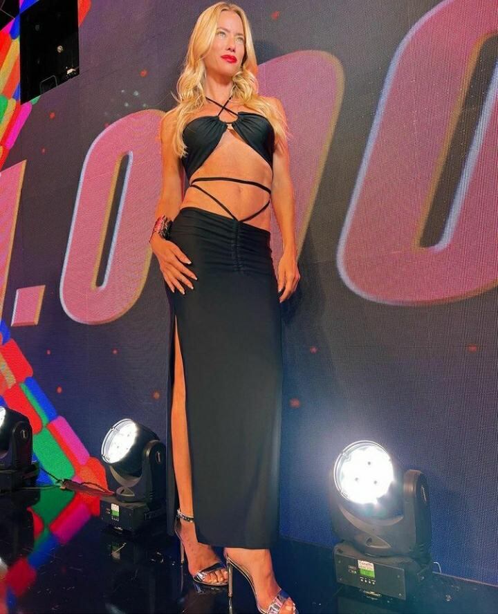 Nicole Neumann posó con un vestido negro largo