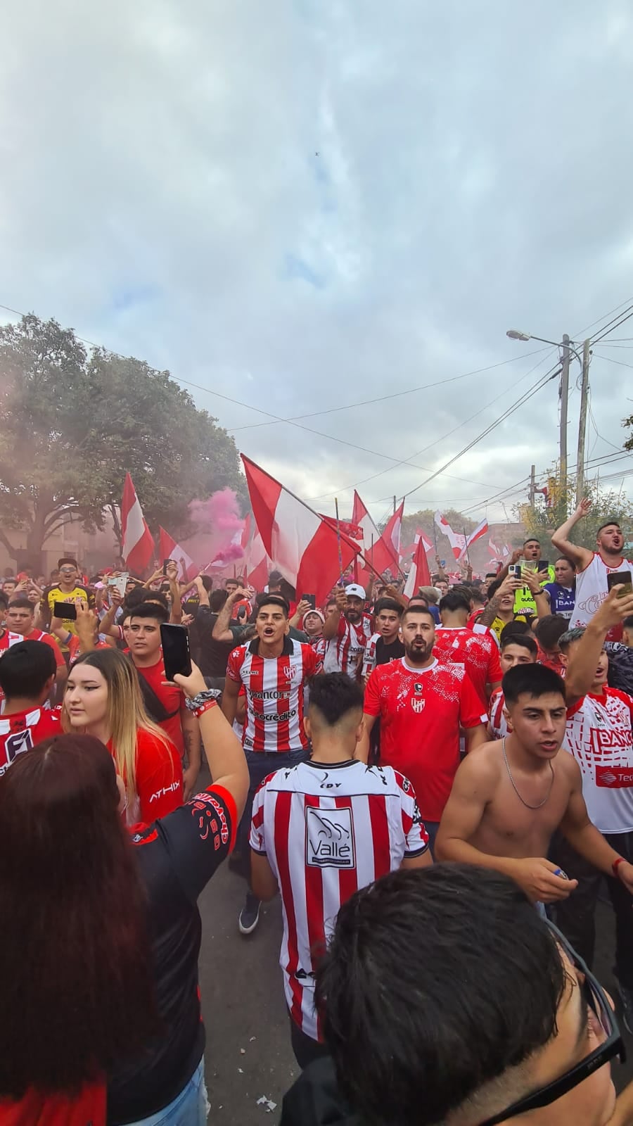 Caravana de hinchas albirrojos.