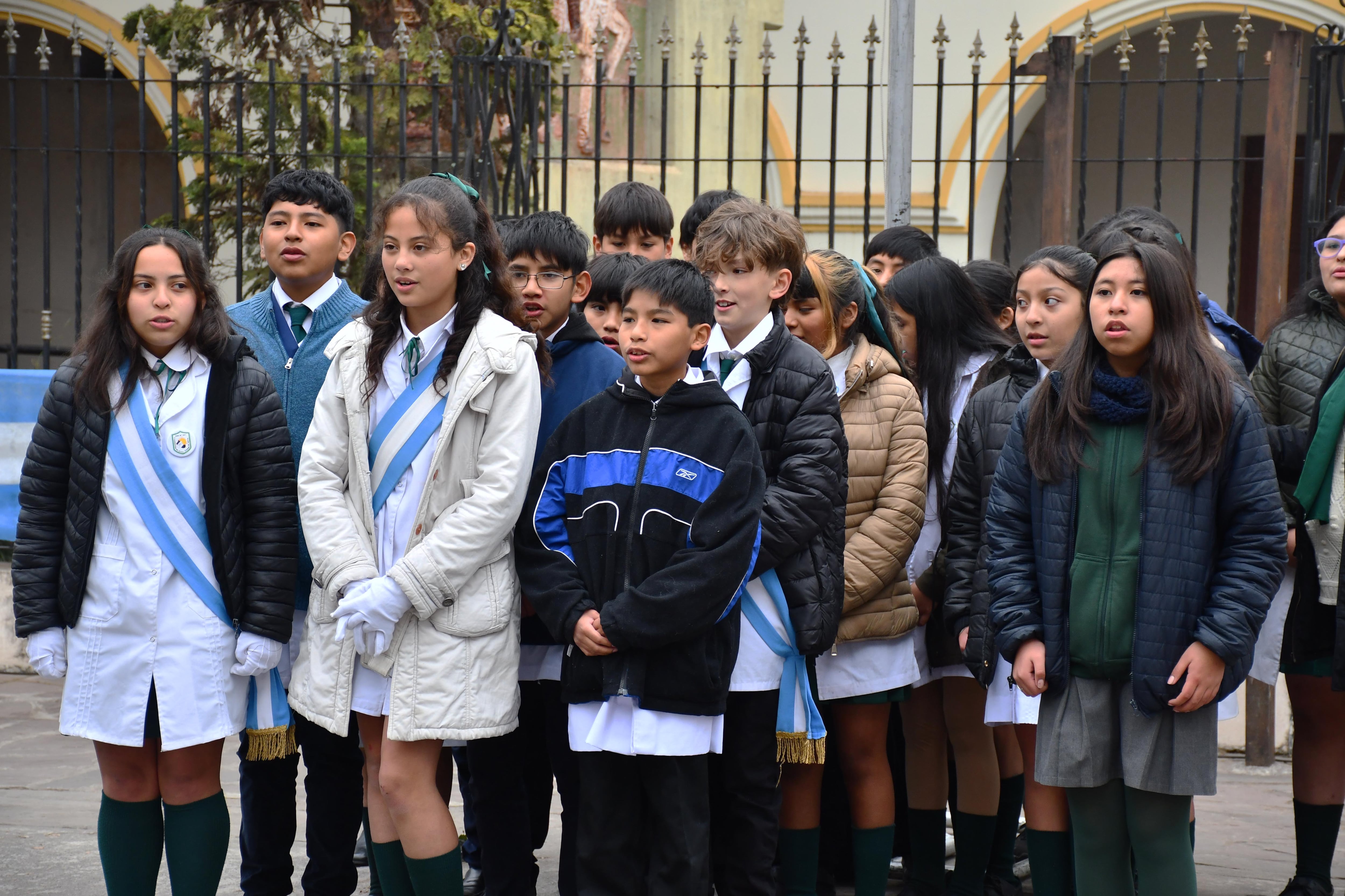 La presencia de delegaciones escolares dio completo marco al acto convocado por el Centro Vecinal de Ciudad de Nieva.