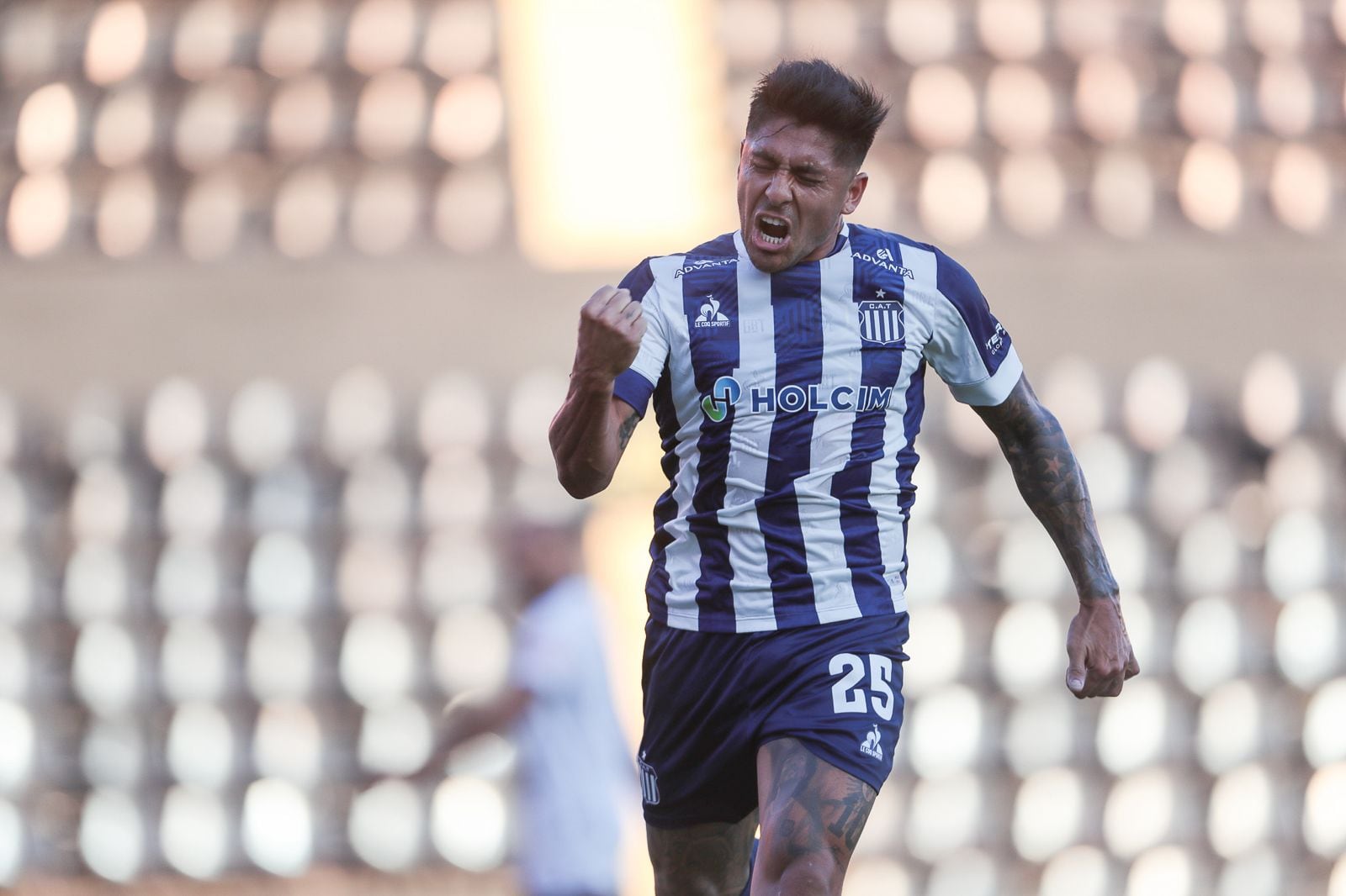 Cristian Tarragona abrió el marcador para Talleres, ante Deportivo Armenio, por 32avos de final de la Copa Argentina. (Prensa Copa Argentina)