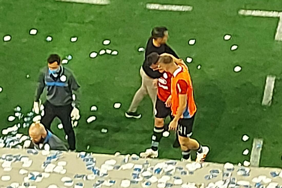 Santiago Longo deja la cancha acompañado por su compañero Juan Barinaga. (@fedejelic)