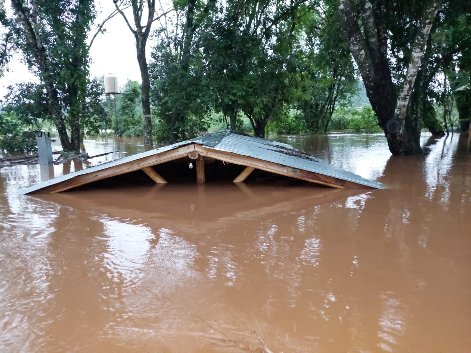 Fuerzas de seguridad brindan apoyo a Panambí en medio de la crecida del río Uruguay.