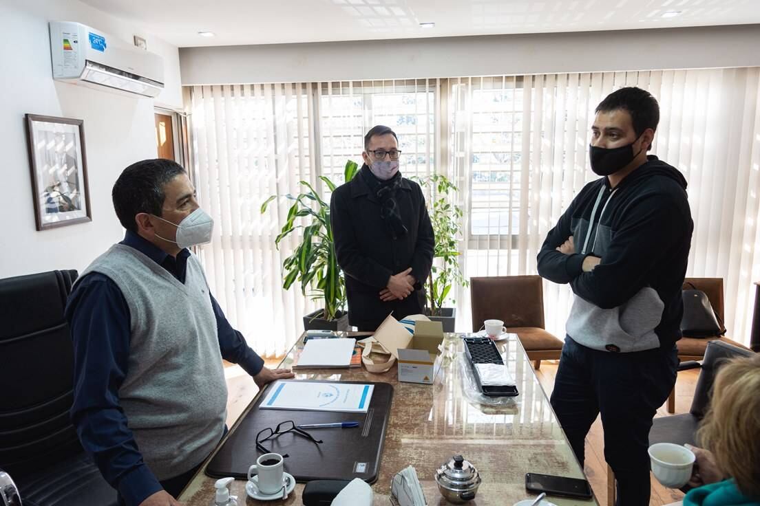 Mauro Páez con el intendente Walther Marcolini y el delegado municipal de Alvear Oeste.