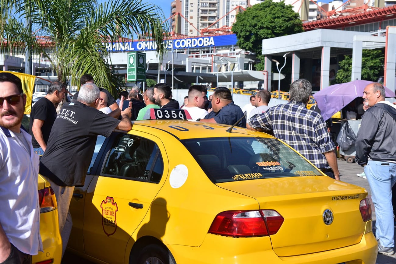 Taxistas protestan frente a la Terminal de Ómnibus de Córdoba. (José Gabriel Hernández / La Voz)