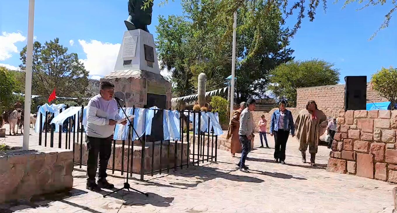 La intendente Paniagua colocó la ofrenda floral en representación del municipio, acompañada por miembros de la cabalgata.