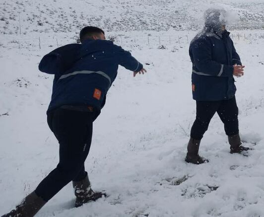 Trabajadores petroleros disfrutando de la nieve en Chubut.