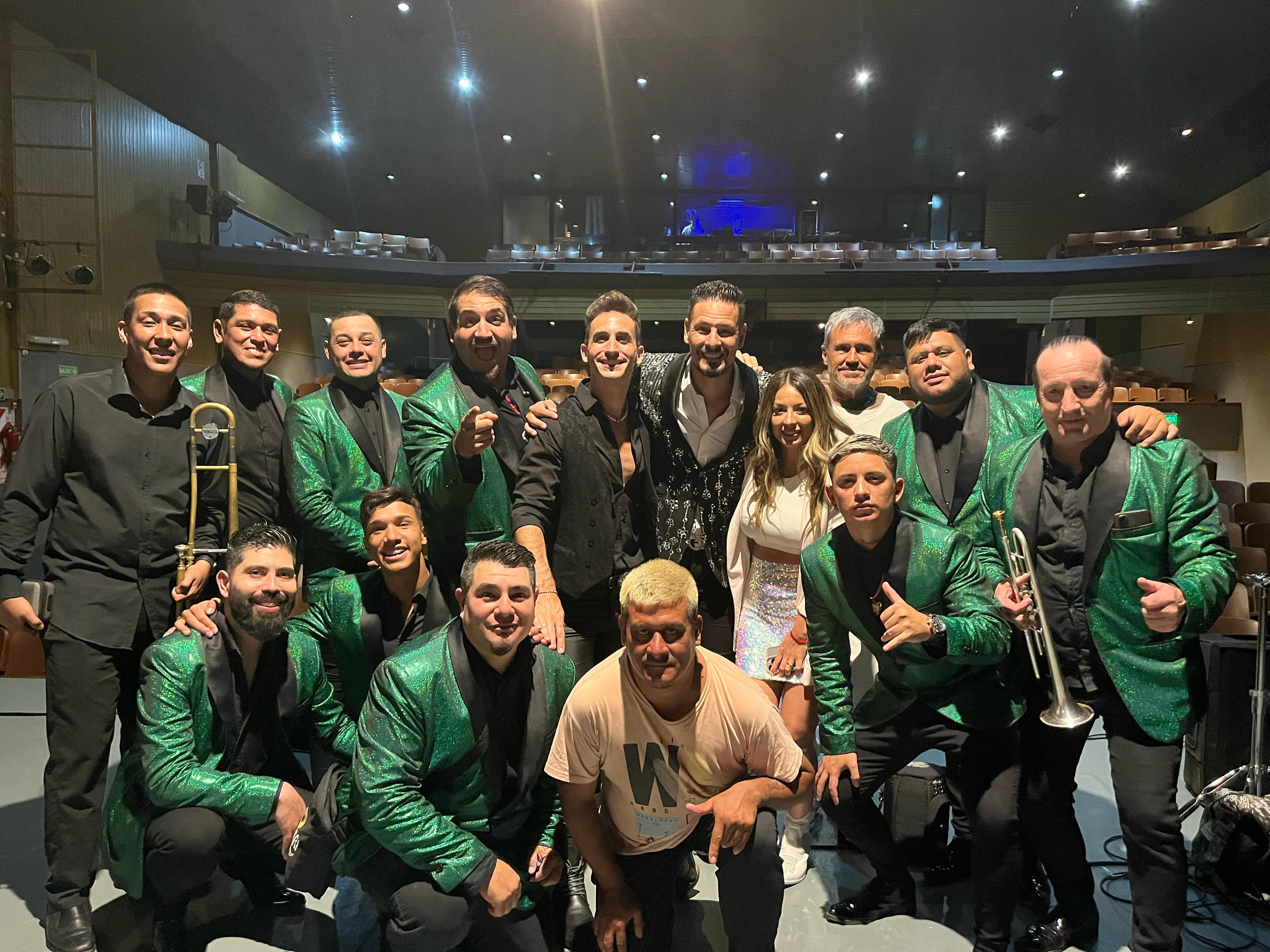 Magui Olave junto a la banda de Rodrigo Tapari y el productor Zurdo Letona (Alcaza Prensa).