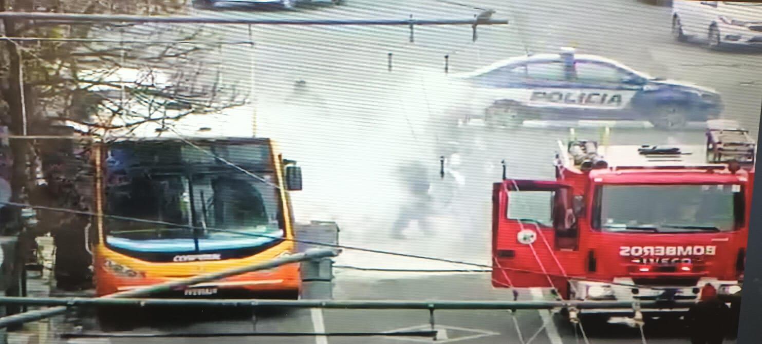 Bomberos trabaja para contener el foco ígneo.