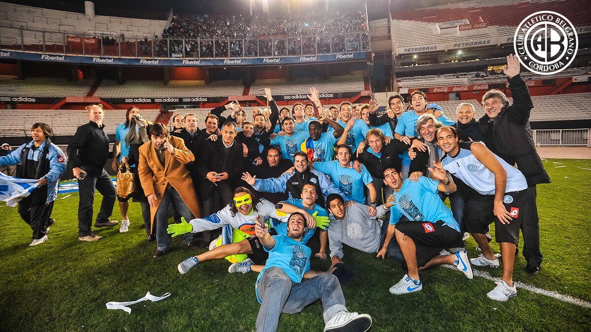 El festejo del plantel de Belgrano con la hinchada el día del ascenso con River, el 26 de junio de 2011. (Prensa Belgrano)