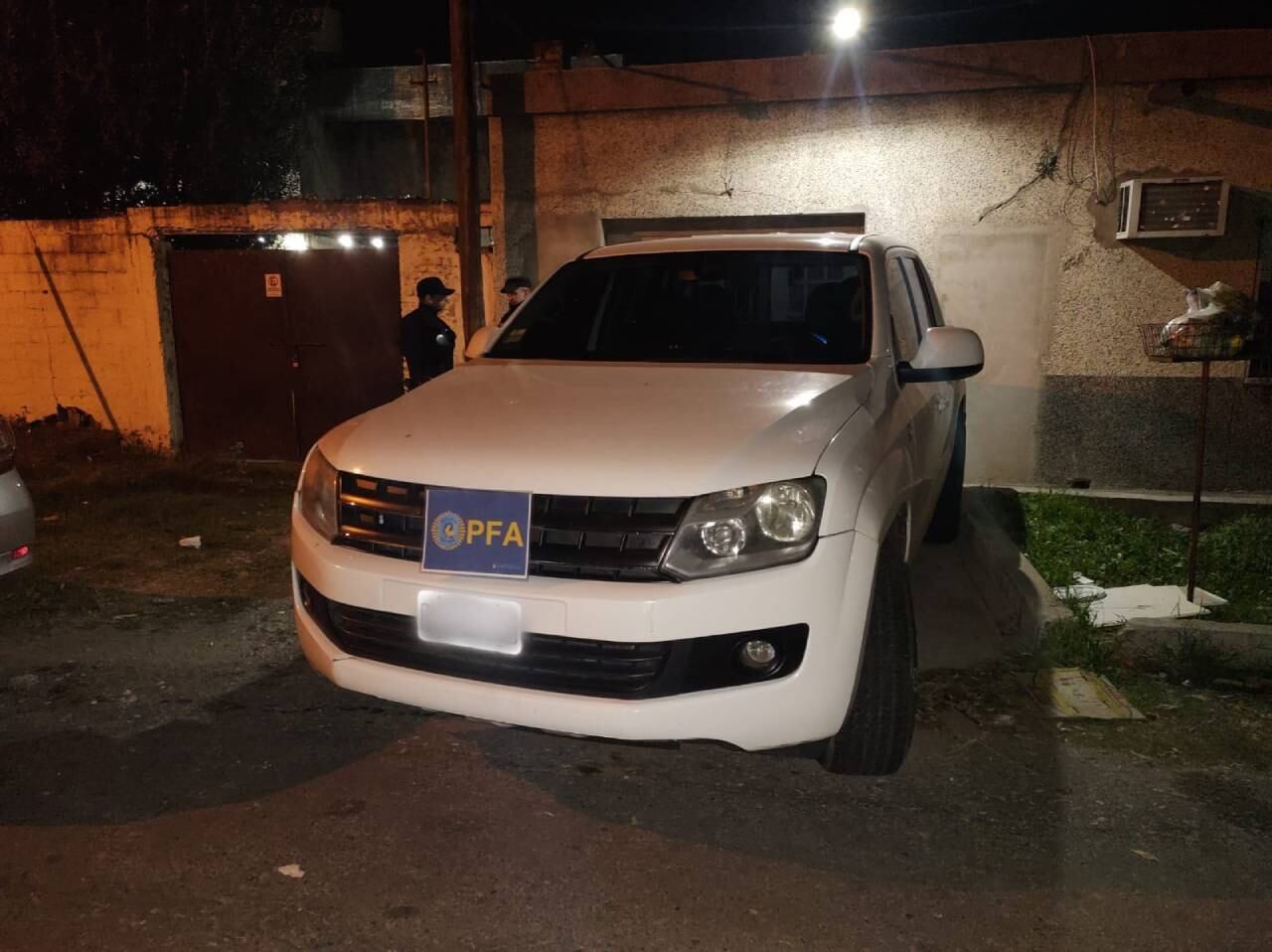 La policía secuestró una camioneta 4x4 y otros cuatro vehículos en los allanamientos.