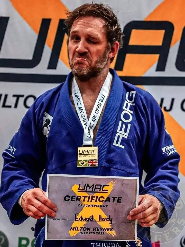 El actor Tom Hardy demostró su talento en las artes marciales saliendo campeón de Jiu-Jitsu.