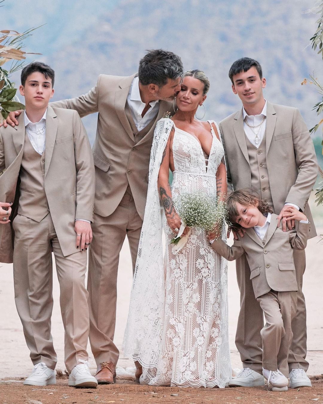 Flor Peña junto a Ramiro Ponce de León y sus tres hijos.