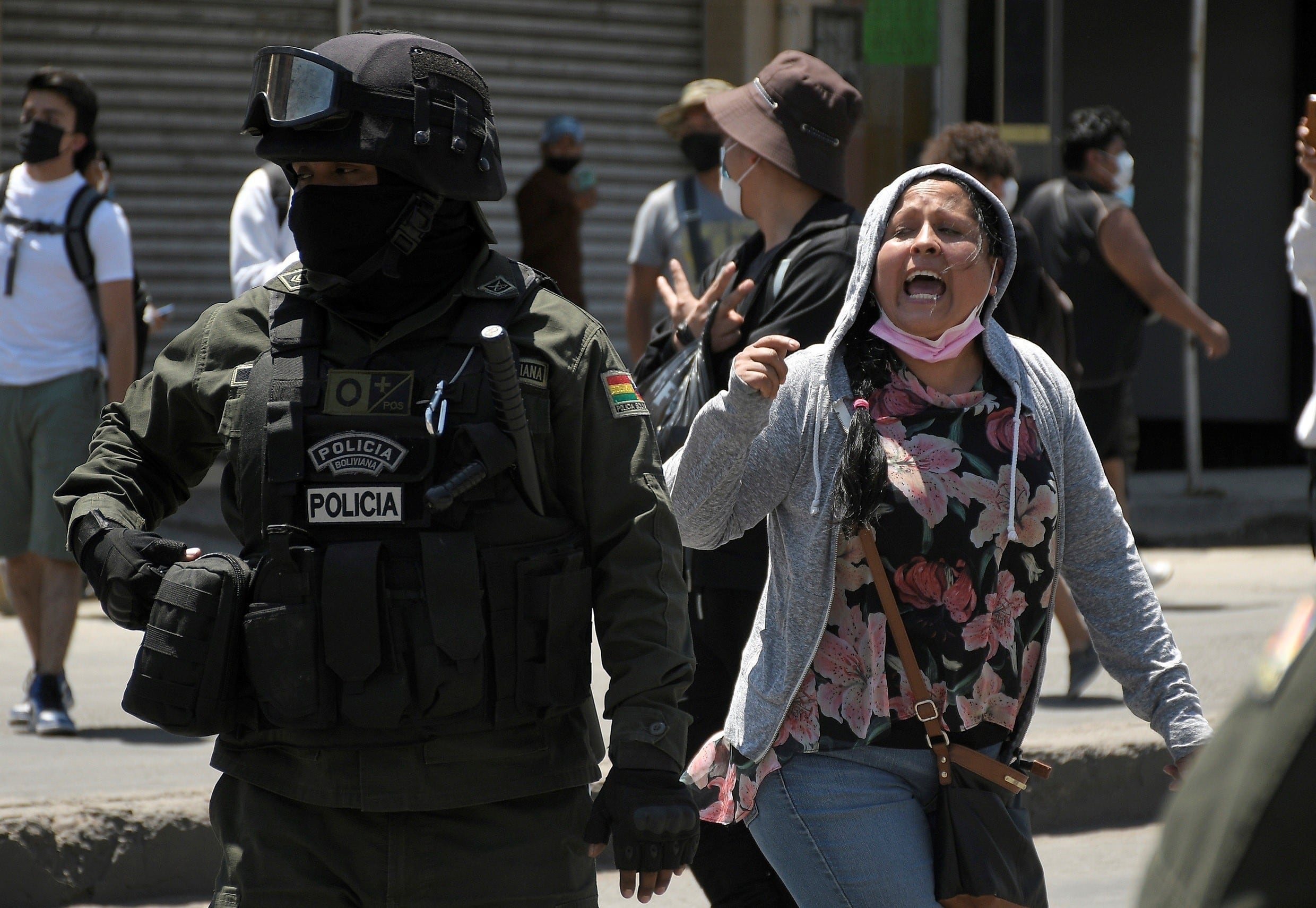 Una mujer opositora al gobierno del presidente de Bolivia, Luis Arce, protesta durante la primera jornada de paro indefinido este lunes, en Cochabamba (Bolivia).