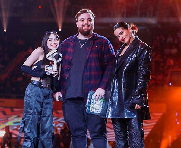 Nicki Nicole con Ibai Llanos y Rosalía en Los40 Music Awards.