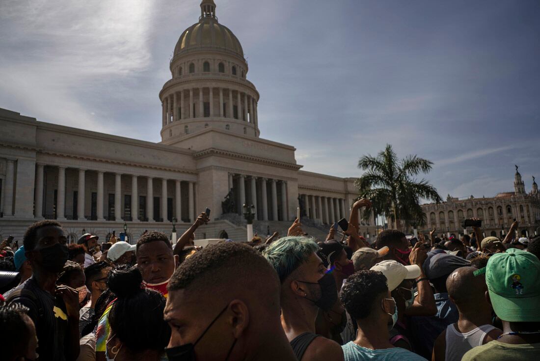 protestas contra el régimen de Cuba Miles de personas salieron a manifestarse en distintas ciudades de la isla, asfixiadas por la represión, la falta de productos básicos y la crisis sanitaria causada por la pandemia. (AP)