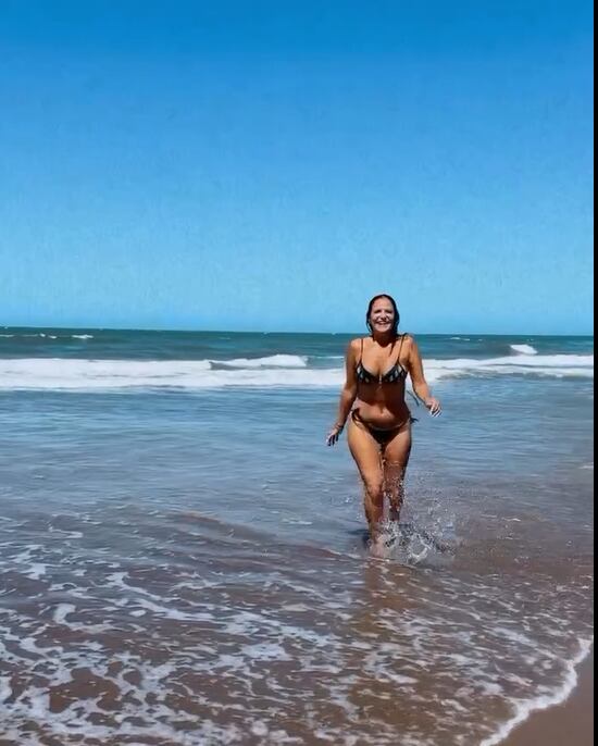 A los 57 años, Fernanda Callejón paralizó Instagram posando en microbikini