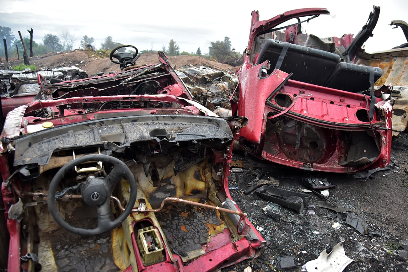 Mega operativo con allanamientos en desarmaderos de autos de Villa La Tela, Córdoba. (Ramiro Pereyra / La Voz)