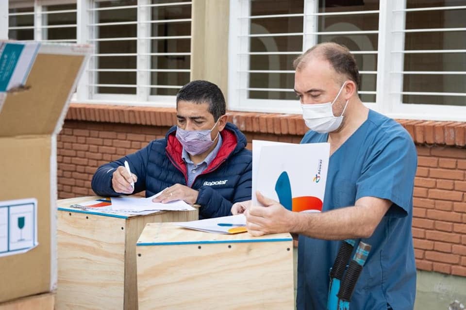 El intendente Walther Marcolini y el dirctor del hospital Enfermeros Argentinos Fabio Gómez Parra recibieron los equipos.