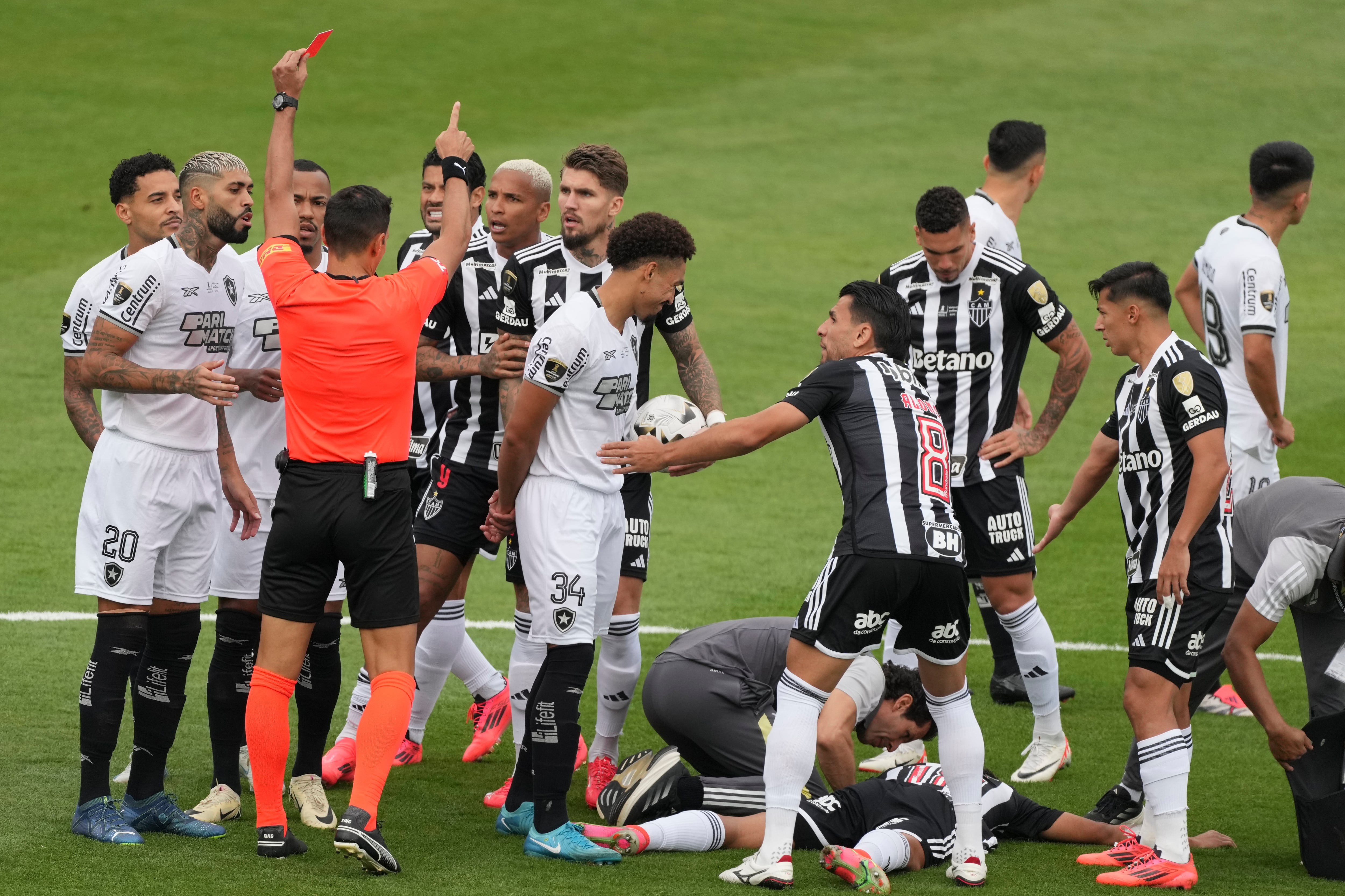 El árbitro Facundo Tello le muestra la tarjeta roja a Gregore del Botafogo en la final de la Vopa Libertadores en el Estadio Monumental el sábado 30 de noviembre del 2024. (AP Foto/Natacha Pisarenko)