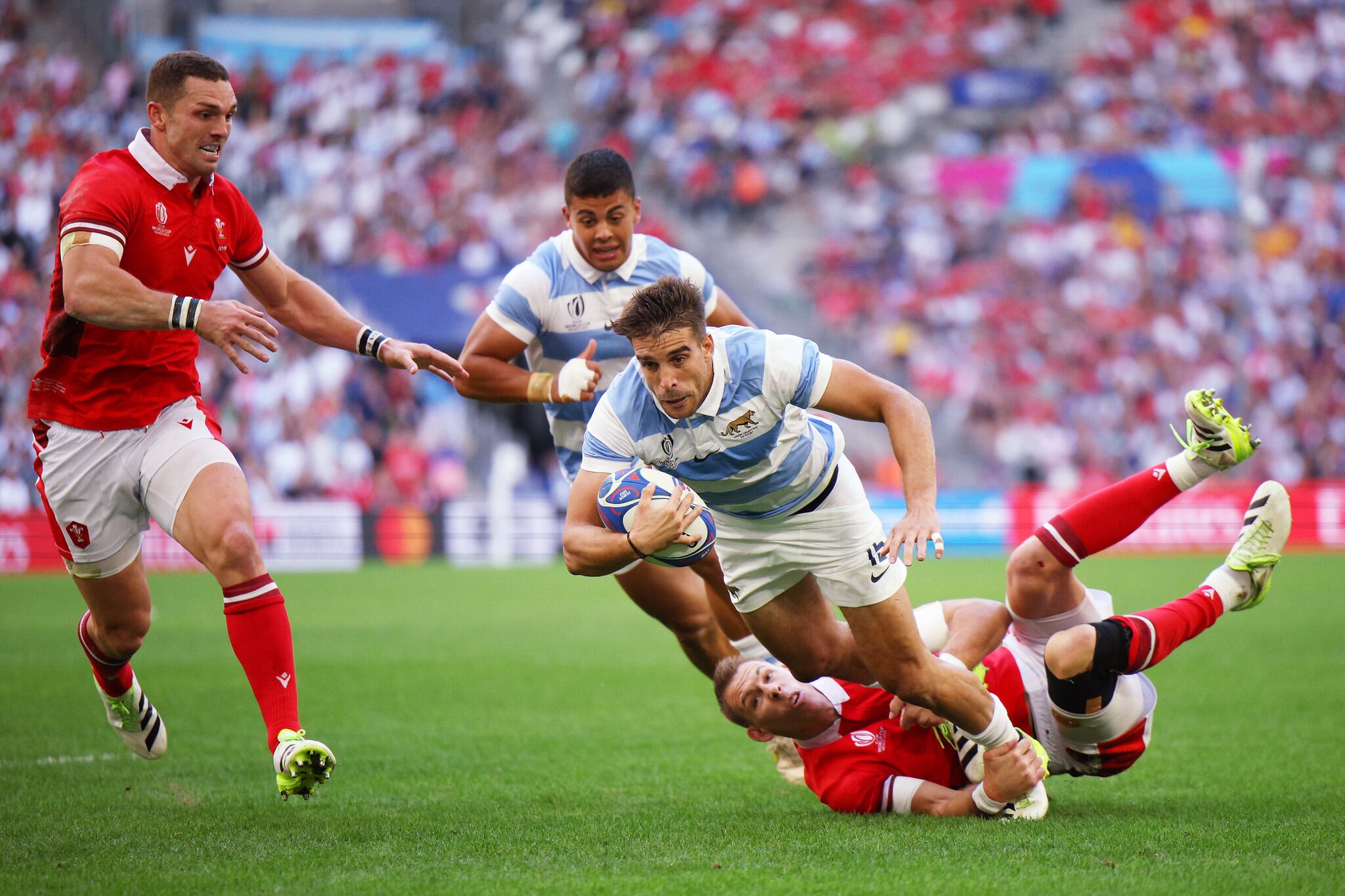 El cordobés Juan Cruz Mallía en acción ante Gales, por los cuartos de final del Mundial de Francia. (Prensa UAR / World Rugby)