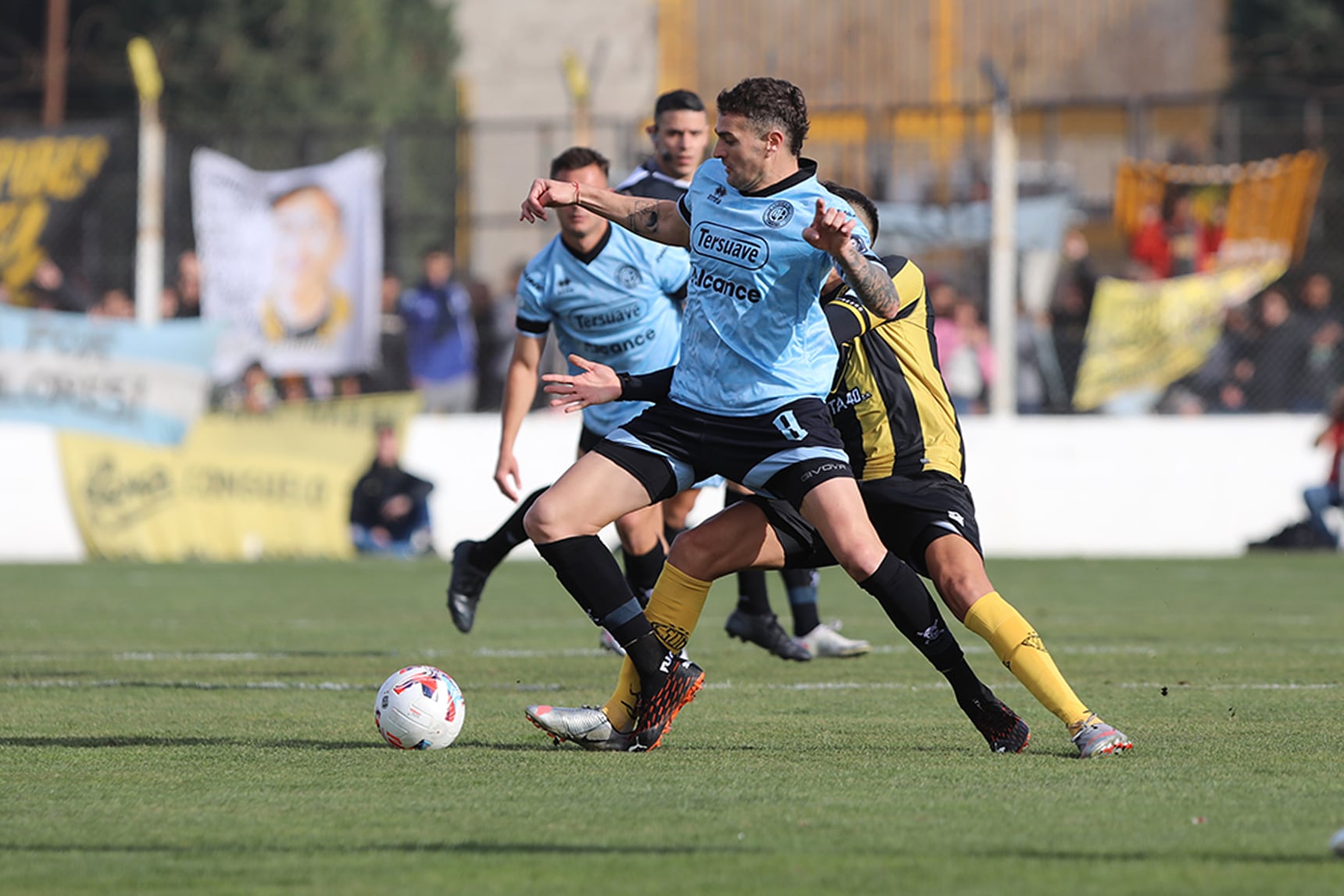 Pablo Vegetti, el goleador y capitán de Belgrano, llegó a las cuatro amarillas ante Madryn y deberá cuidarse en la próxima jornada. (@Belgrano)