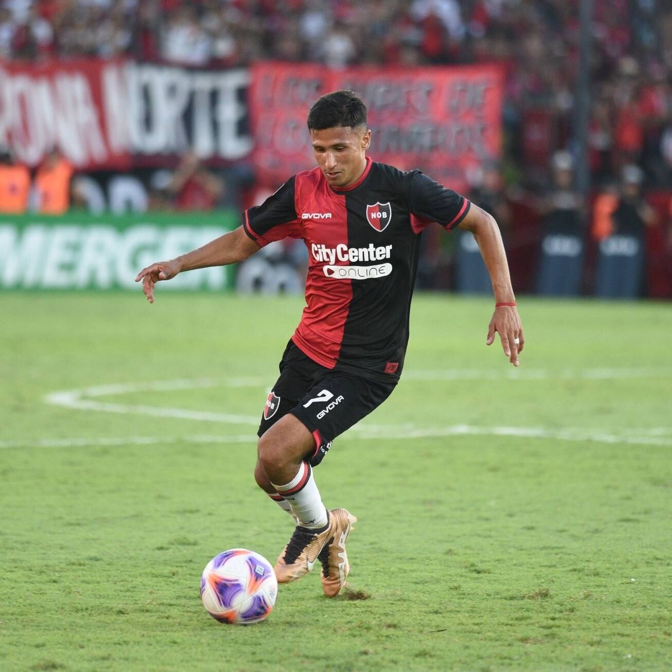 El futbolista bonaerense se ganó un lugar en el equipo desde que llegó a Rosario.