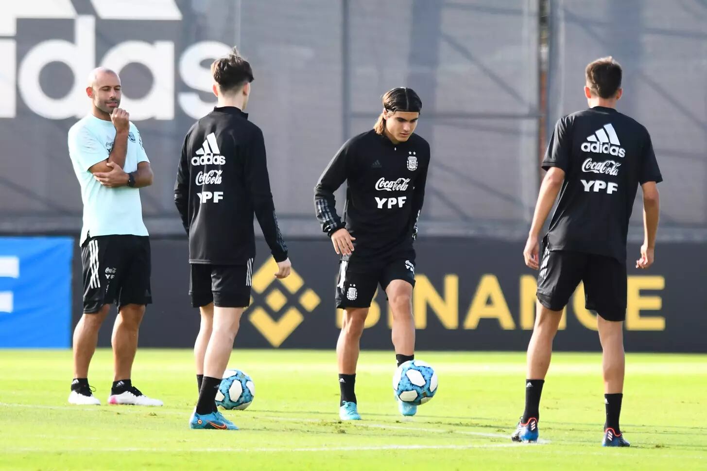 Mascherano junto a los jugadores de la Sub 20, previo al mundial. Foto: FIFA