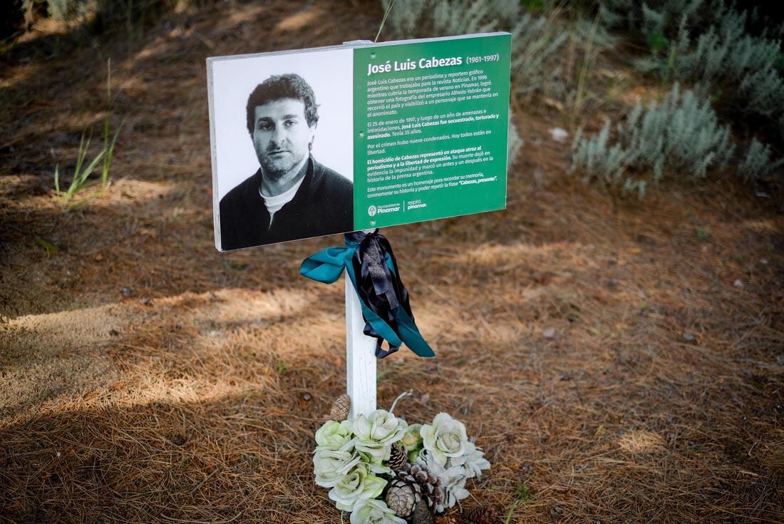 Pinamar: A 25 años del asesinato del reportero gráfico José Luis Cabezas, se llevó a cabo esta mañana, en la cava donde apareció su cuerpo, un homenaje por parte de su hermana, Gladys, su ex compañero de la revista Noticias, Gabriel Michi, colegas y allegados a José Luis. (Télam)