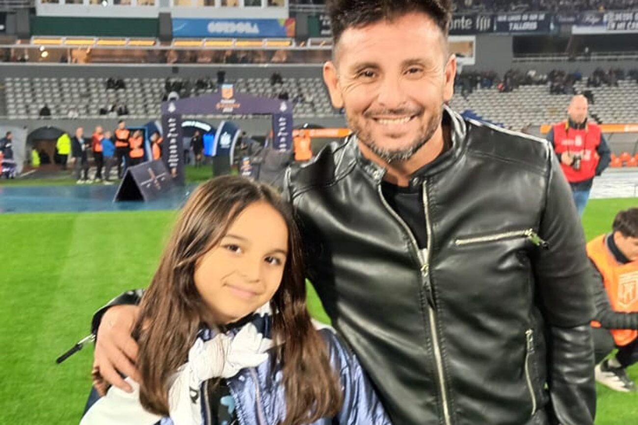 Diego Garay y su hija en el campo de juego del estadio Mario Alberto Kempes viendo un partido de Talleres. (Gentileza)