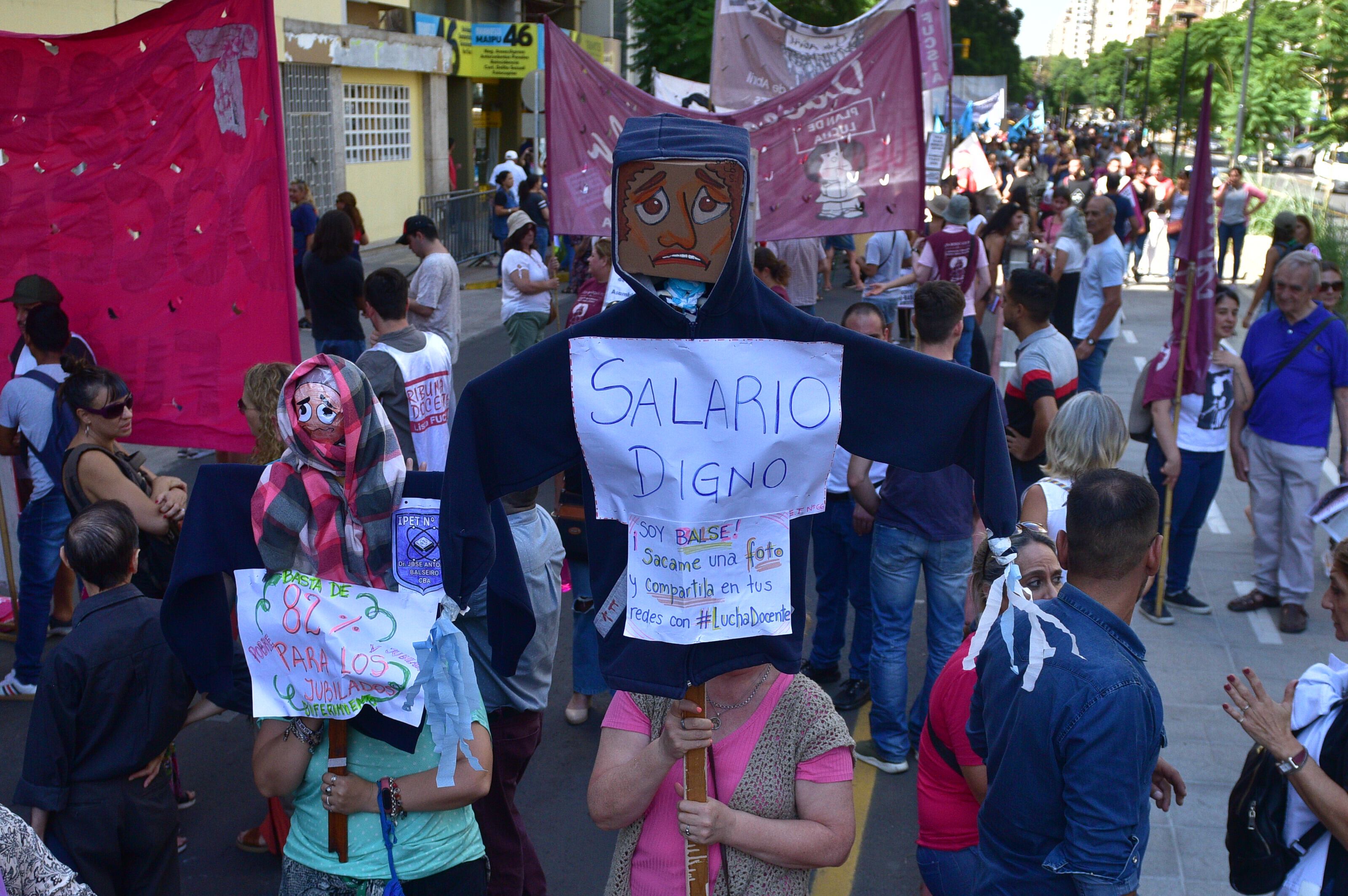 Los docentes de la Uepc marcha por las calles de Córdoba en medio del paro decretado para este lunes. (Ramiro Pereyra/La Voz)