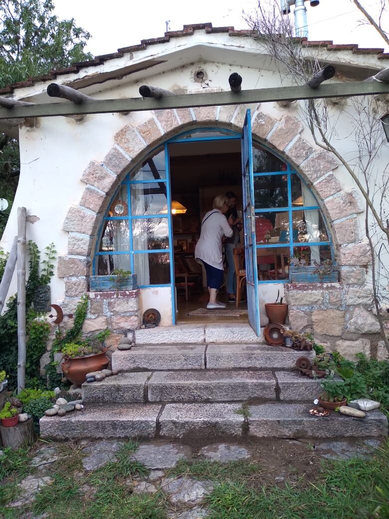 Cristina disfrutando de cada instante en lo que había sido el atelier de su padre y hoy es el taller de Ana, artesana y la actual dueña de la casa.