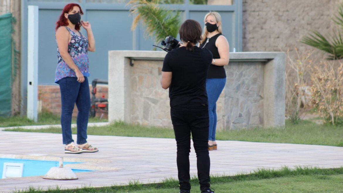 Marianela durante la filmación del video que alienta el uso de barbijos.