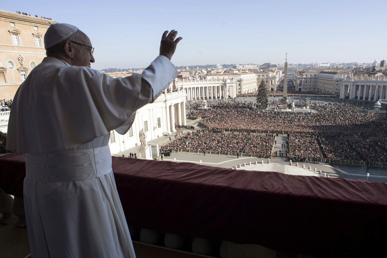 El Papa Francisco saluda a los fieles durante la bendición del día de Navidad Urbi et Orbi (en latín, "a la ciudad y al mundo") desde el balcón principal de la Basílica de San Pedro en el Vaticano, el lunes 25 de diciembre de 2017. (AP)