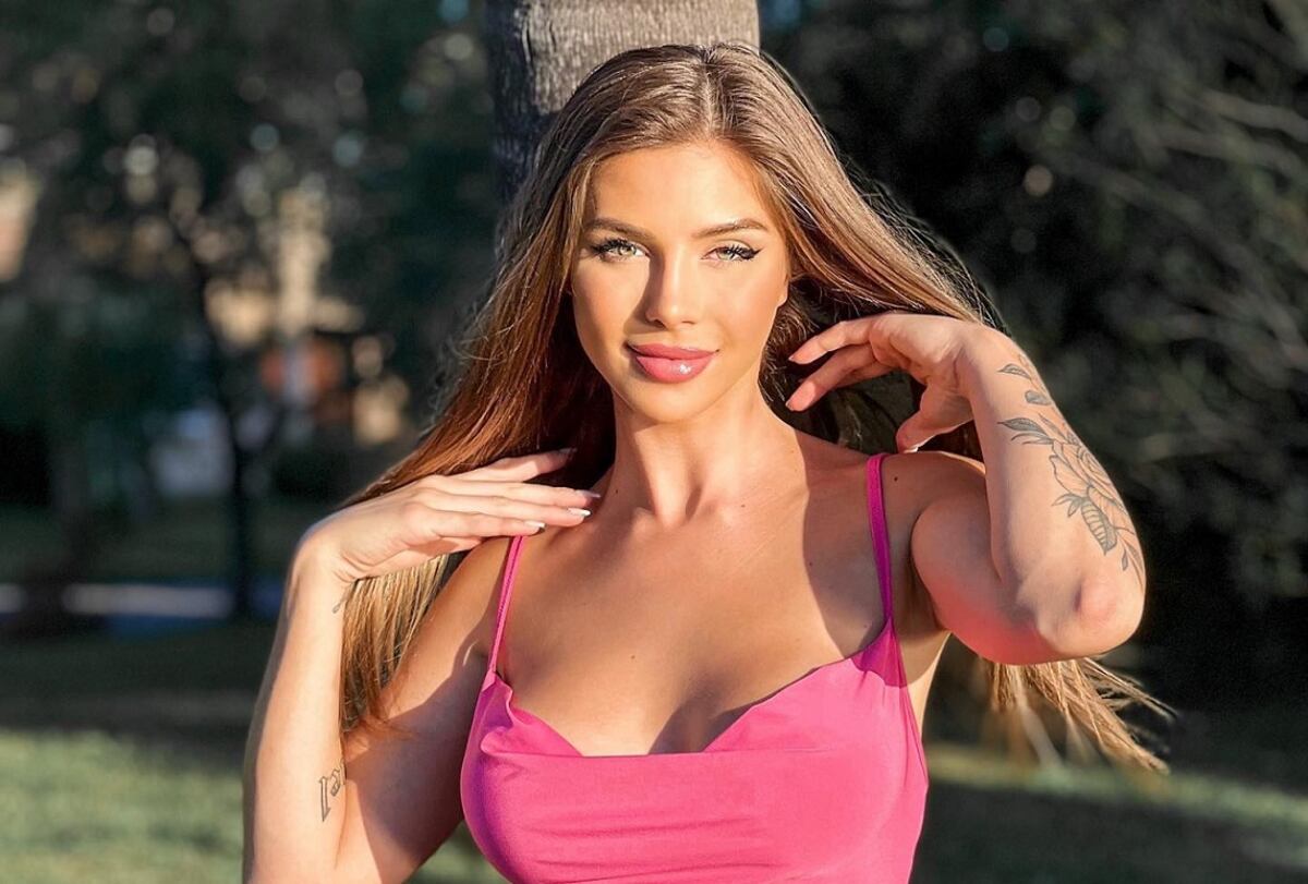 Romina Malaspina se llevó cientos de corazones rojos en Instagram con sus fotos en bikini cruzada celeste: “La última del veranito”