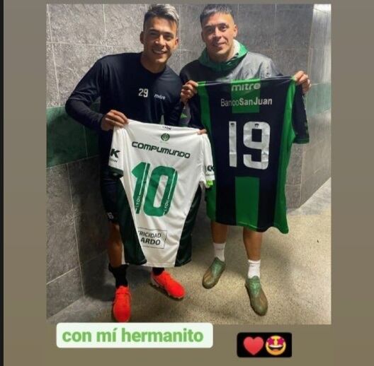 Luego del partido entre San Martín de San Juan y Ferro Co los hermanos, Juan Cruz Villagra y Brian Fernández intercambiaron camisetas.