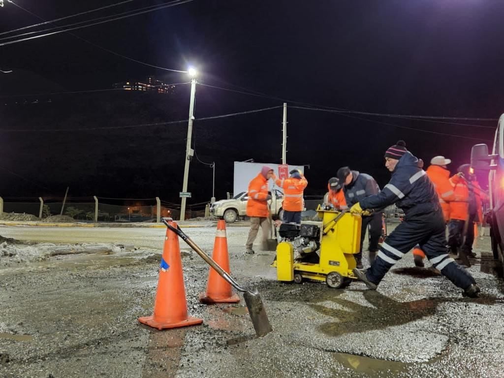 Las obras se realizan en la Rotonda de Andorra con cuadrillas que trabajan en horarios nocturnos.