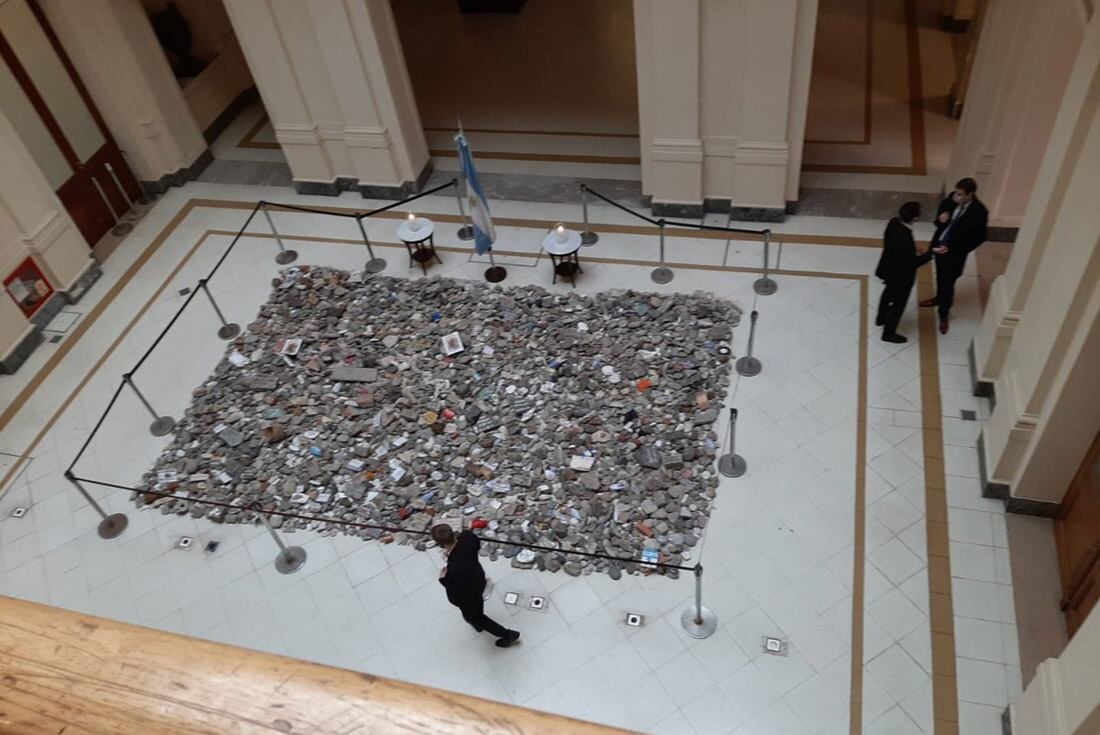 Las piedras dejadas ayer en la Plaza de Mayo están adentro de la Rosada. (Sala de Periodistas de la Casa Rosada)