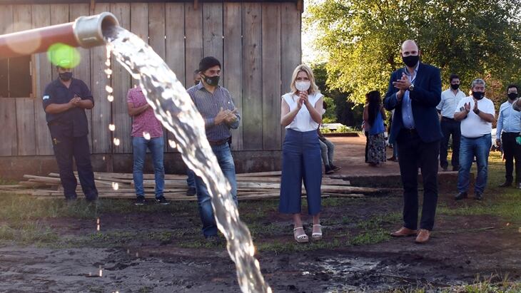 Fabiola Yañez visitó obras de agua potable en el municipio de  Hipólito Yrigoyen