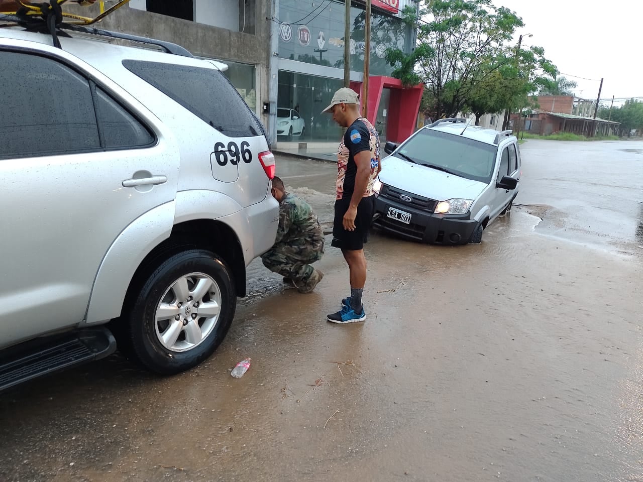 Intensas precipitaciones en La Rioja provocaron el desborde de agua en las calles y afectó a varios autos