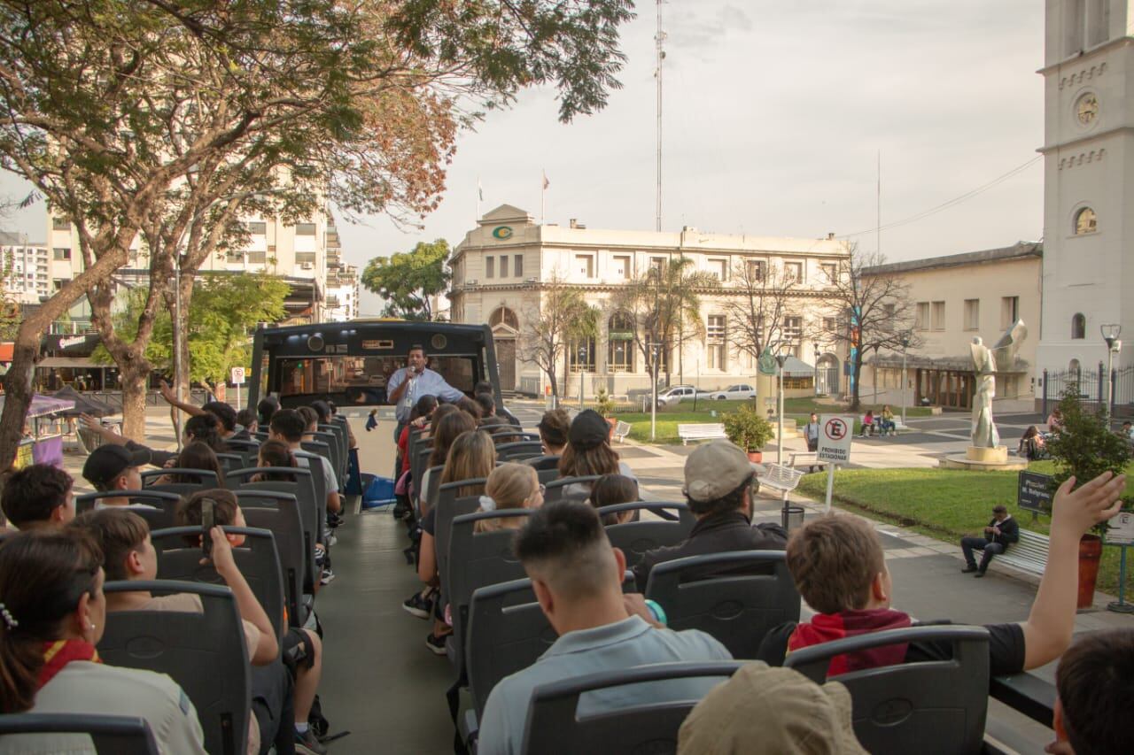 El bus tuiristico fue uno de los atractivos de la ciudad este fin de semana largo.