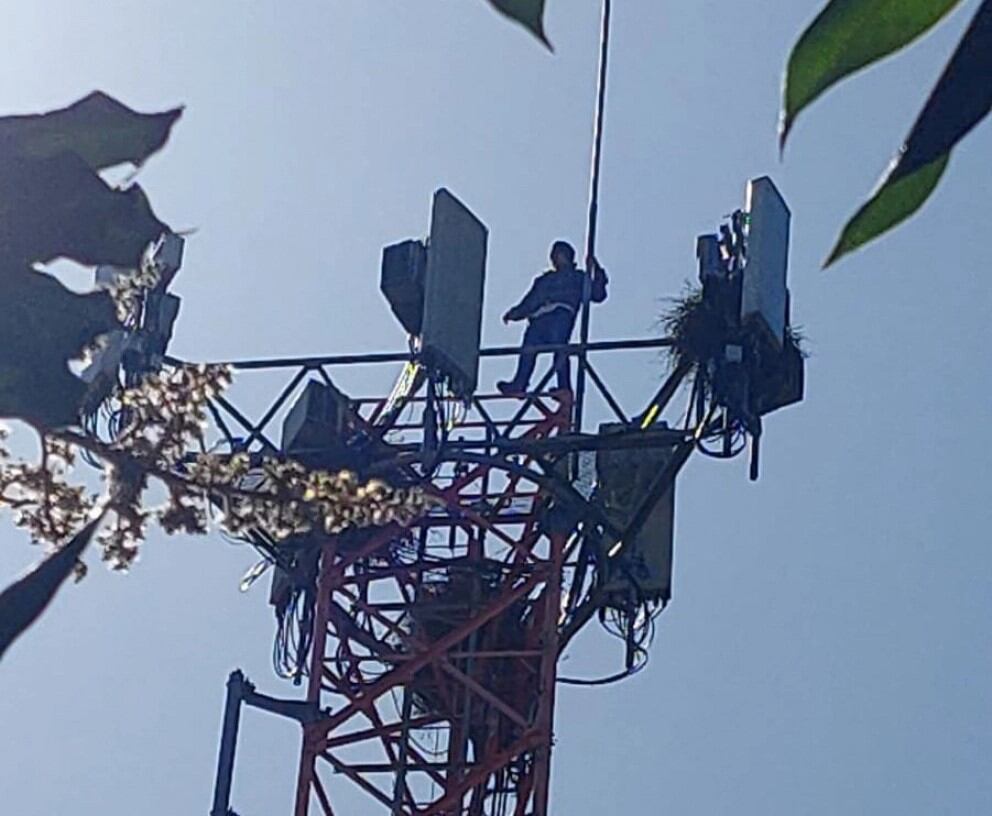 Hombre se subió a una antena de 40 metros de altura en Posadas y amenazaba con arrojarse.