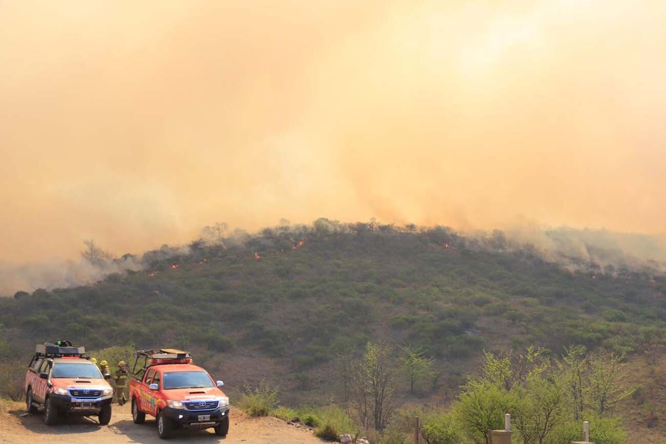 Bomberos trabajando en el incendio forestal de Cabalango. (Yanina Aguirre / Corresponsalía Carlos Paz La Voz)