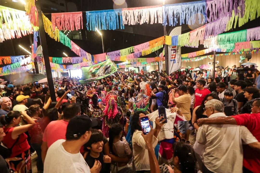 Con una gran concurrencia y un ambiente festivo, la "Muestra del Carnaval Jujeño en el Cabildo" reunió a jujeños y turistas que colmaron el predio en pleno centro de la capital provincial.