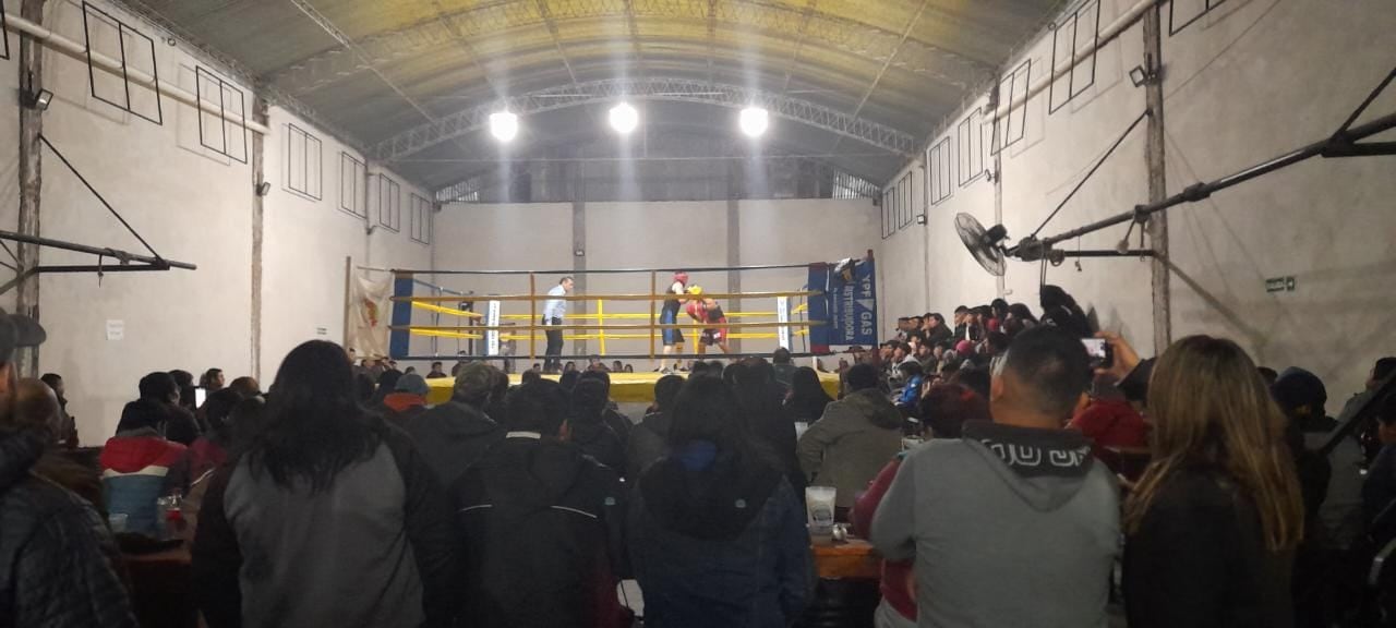 Mucho público asiste cada mes a las veladas boxísticas amateurs organizadas para recaudar fondos que permiten mejorar las condiciones de los gimnasios.