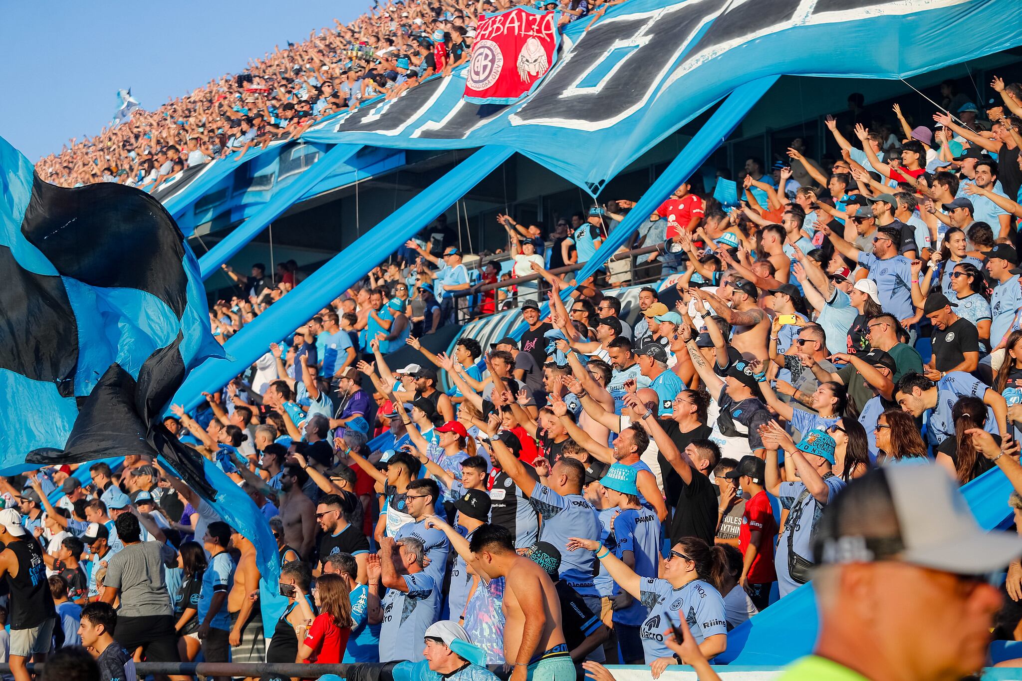 Hinchada de Belgrano en el Gigante de Alberdi. (Prensa Belgrano)