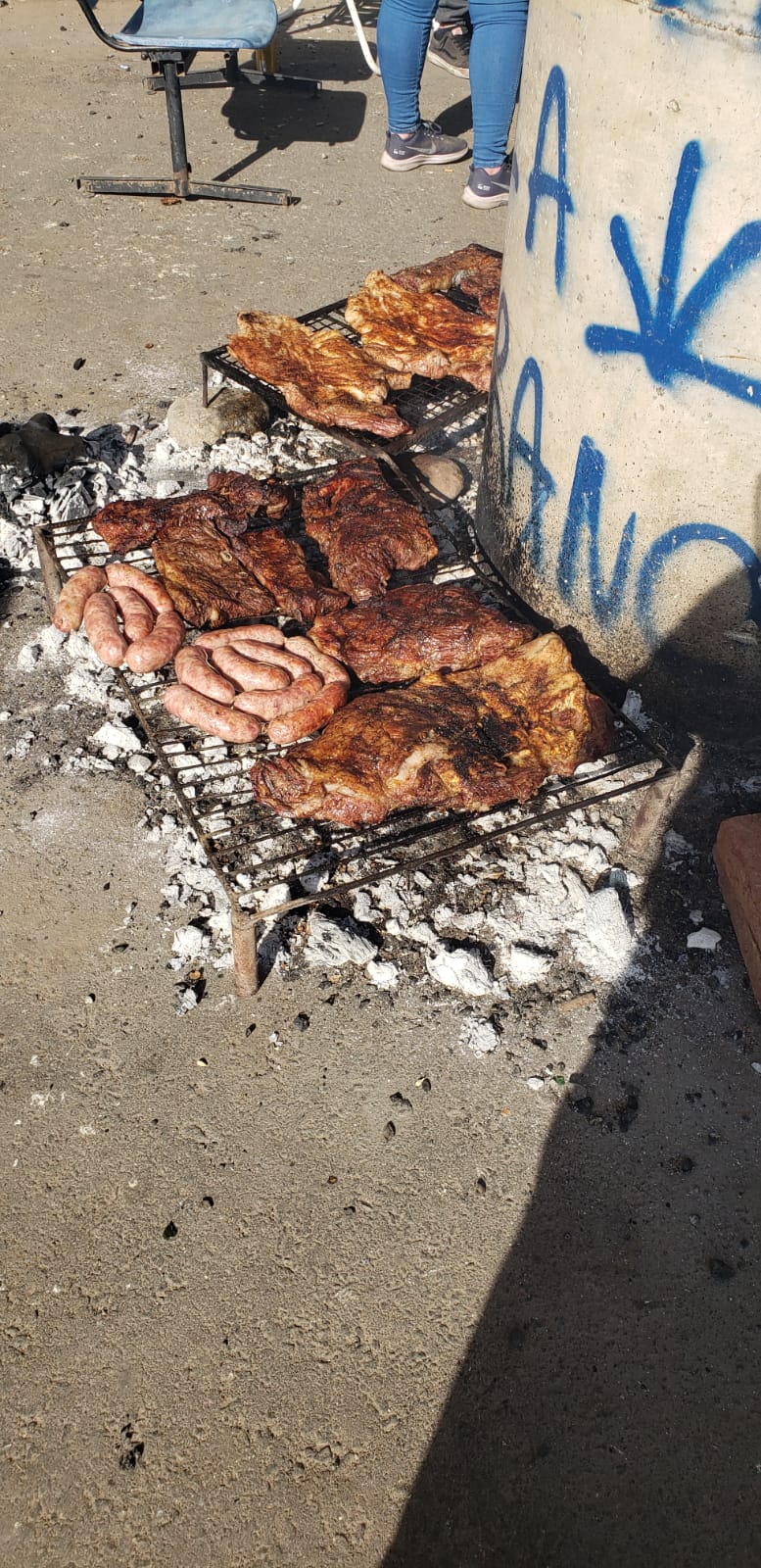 Asado, bebidas y cánticos, los condimentos de la previa fiel.