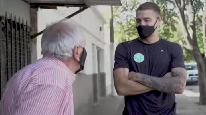 El jugador de Belgrano le regaló una camiseta del 10, con el apellido "Viviani" en la espalda.