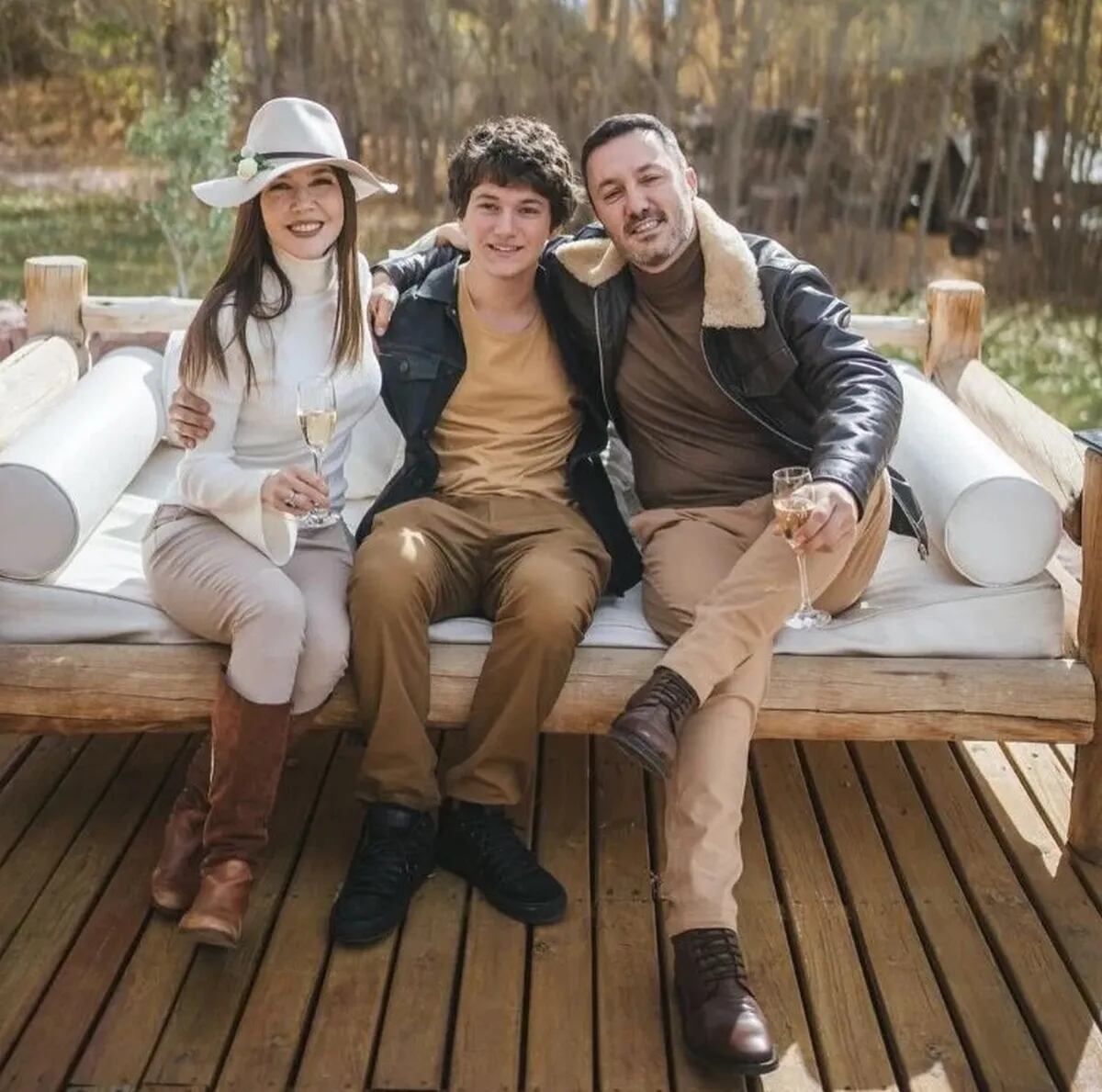 Cristina Pérez con Luis Petri y su hijo. 