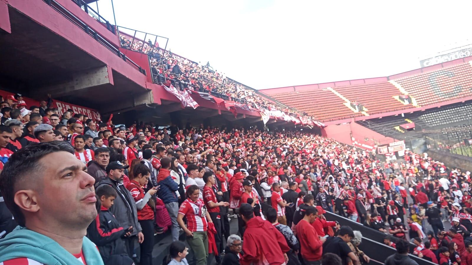 Hinchada de Instituto en la cancha de Colón, en el partido contra Huracán por la Copa Argentina. (La Voz)